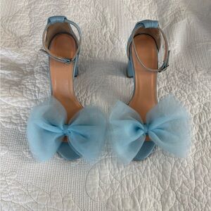 Never worn beautiful blue heels